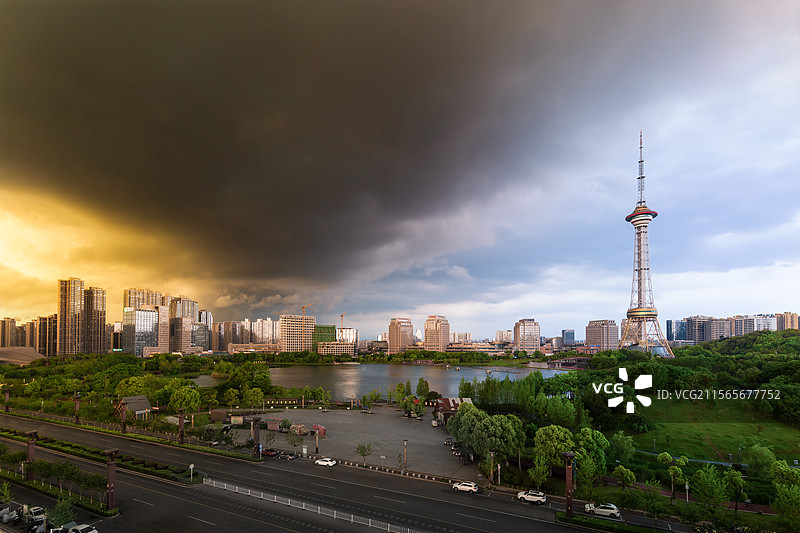 乌云过后终见阳光图片素材