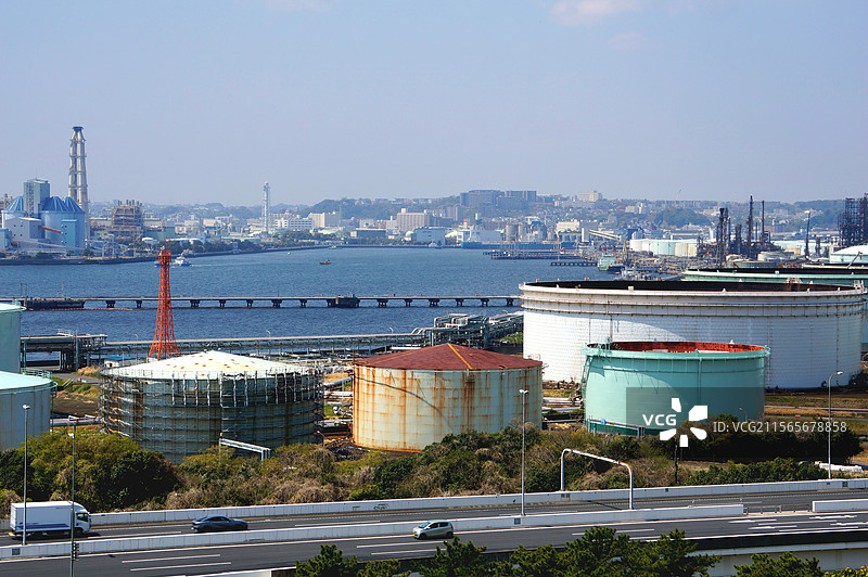 日本神奈川县横滨市，从三溪园眺望横滨港的工业区图片素材