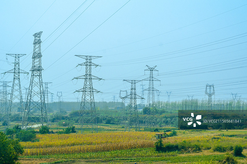 安徽合肥田野中的高压电网图片素材