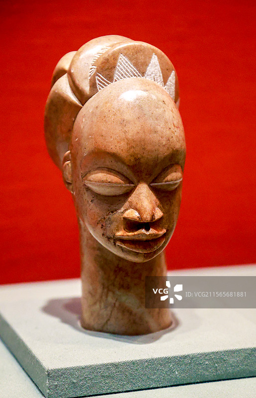 加蓬总统赠送邓小平的姆比古石雕妇女头像图片素材