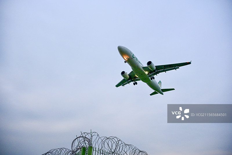 飞翔的飞机石家庄机场图片素材