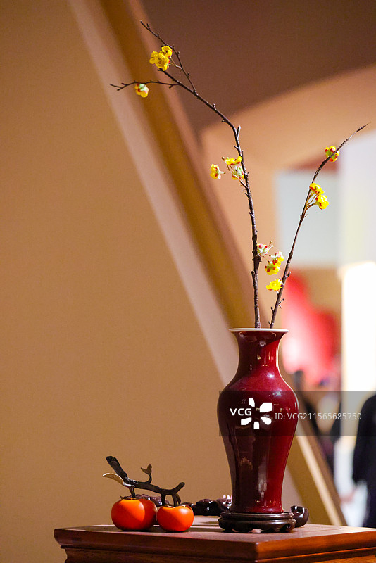 国家博物馆四海一堂春乙巳蛇年新春文化展室内插花家居插花梅花和摆件柿子图片素材