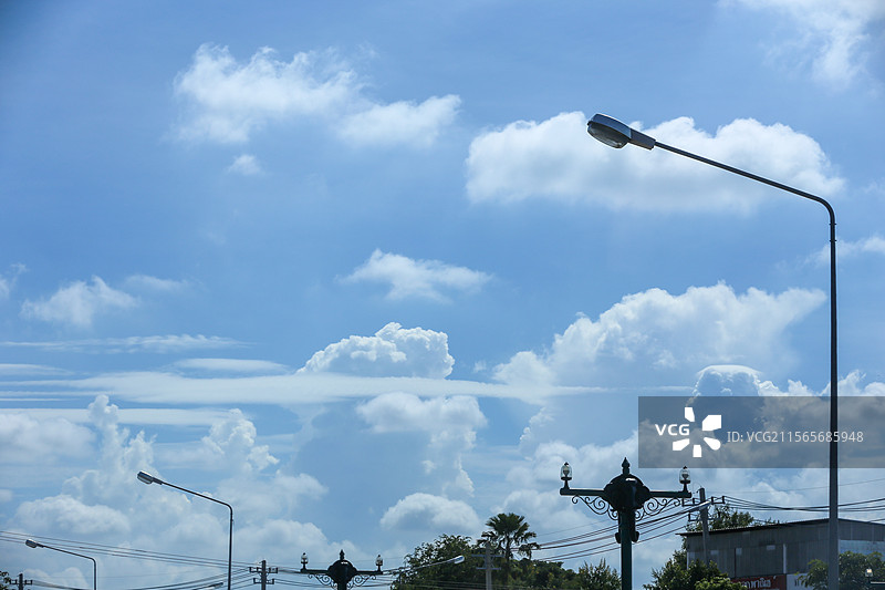 蓝天白云下的路灯图片素材