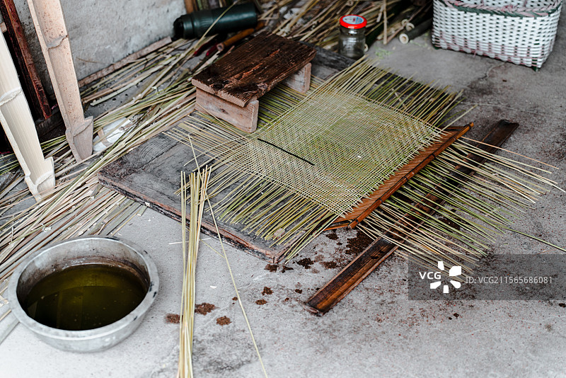 孔城老街手工编织竹篓图片素材