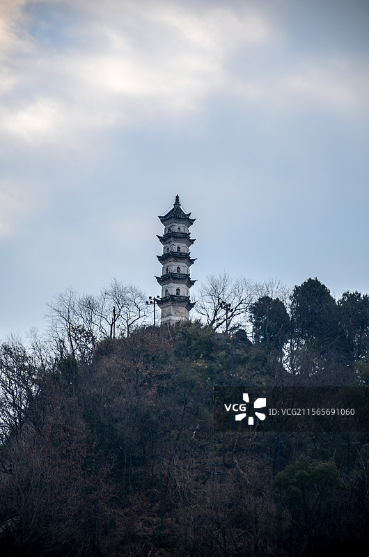 临海台州府城早晨的巾山和塔图片素材