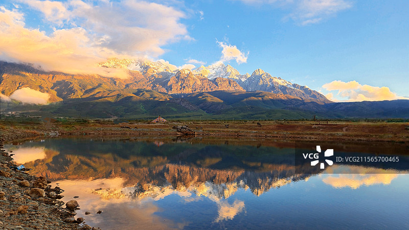 玉龙雪山日照金山图片素材