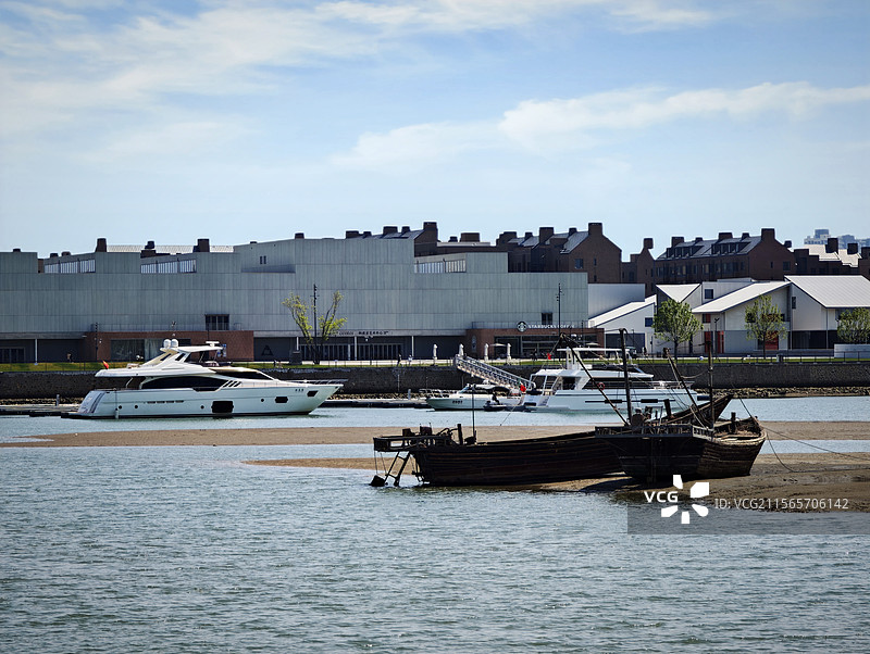 古老的渔船与崭新的游艇图片素材