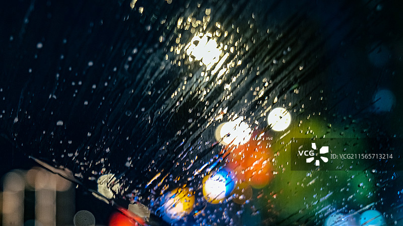 雨夜下的车窗图片素材