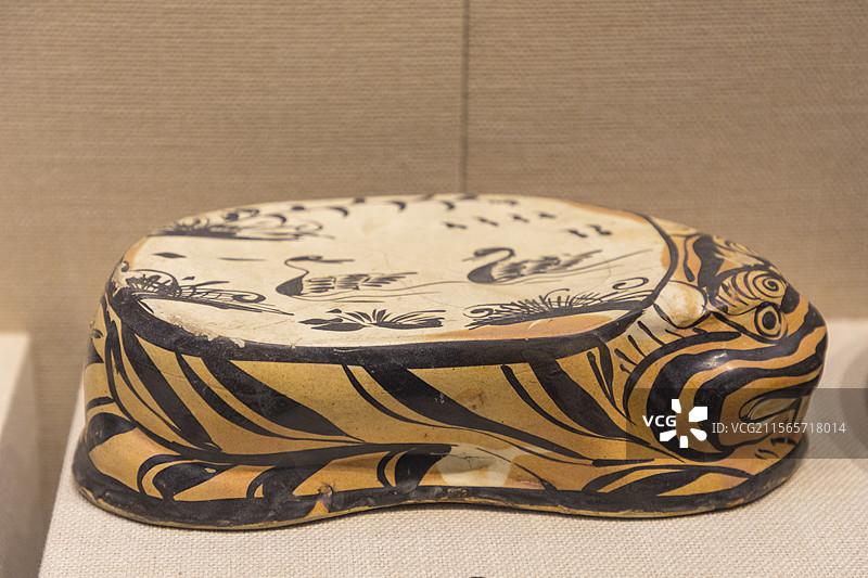 开封市博物馆，金朝文物，虎形瓷枕图片素材