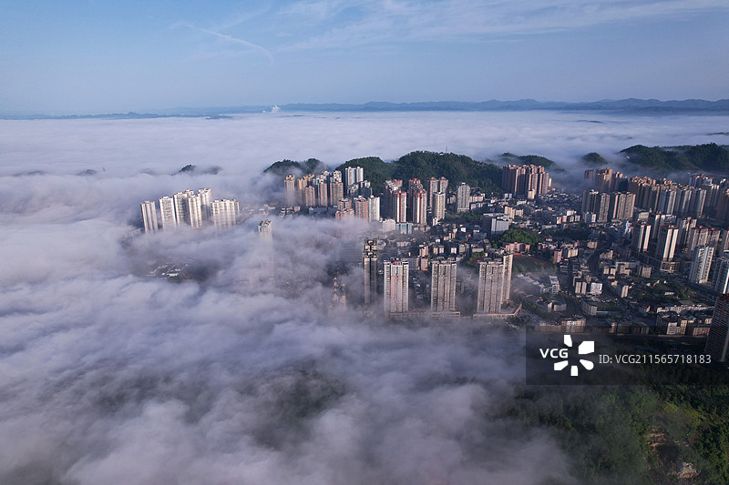 2025年5月1日，在贵州省遵义市，晨曦中出现平流雾景观，城区的建筑、道路等在雾气中若隐若现。图片素材