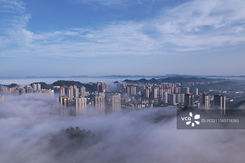 2025年5月1日，在贵州省遵义市，晨曦中出现平流雾景观，城区的建筑、道路等在雾气中若隐若现。图片素材