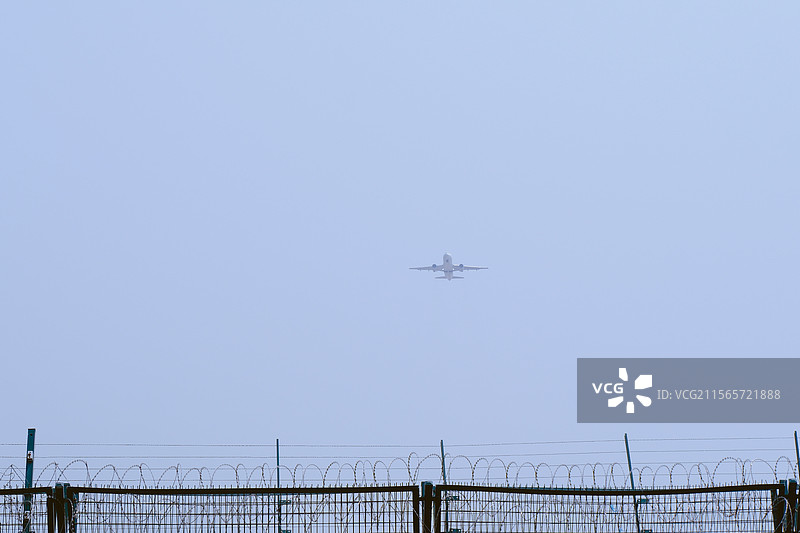 石家庄机场。正在起飞的飞机和机场防护栏。防护网。围界栏。刀刺滚笼图片素材