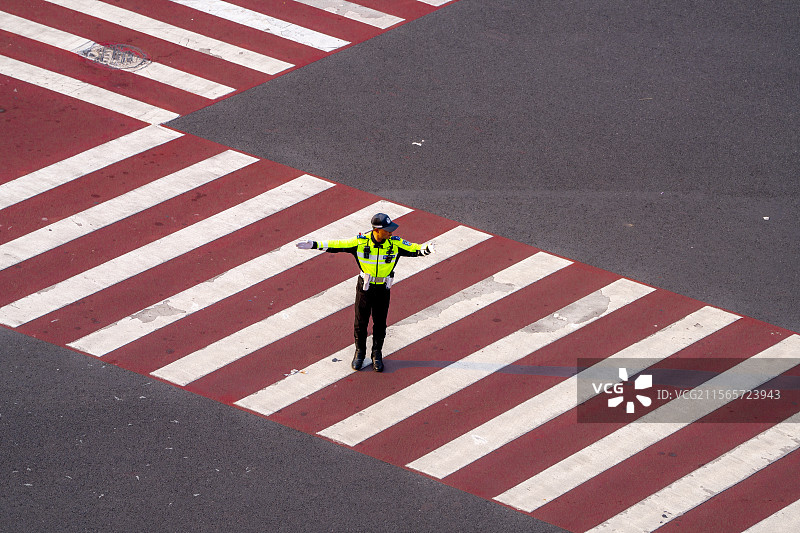 交通警车在斑马线路口指挥交通图片素材