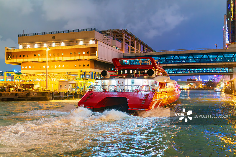 香港上环港澳码头一艘快艇正在进港图片素材