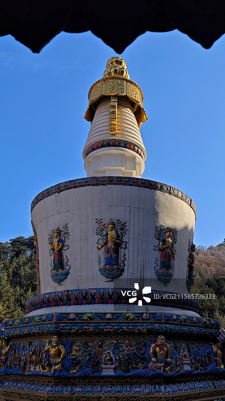 五台山镇海寺因山借势错落有致融合了汉藏风格飞檐翘角与碉楼式建筑相互映衬红墙金顶掩映于苍翠松林之间。图片素材
