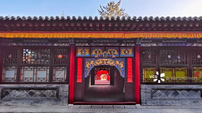 五台山镇海寺因山借势错落有致融合了汉藏风格飞檐翘角与碉楼式建筑相互映衬红墙金顶掩映于苍翠松林之间。图片素材