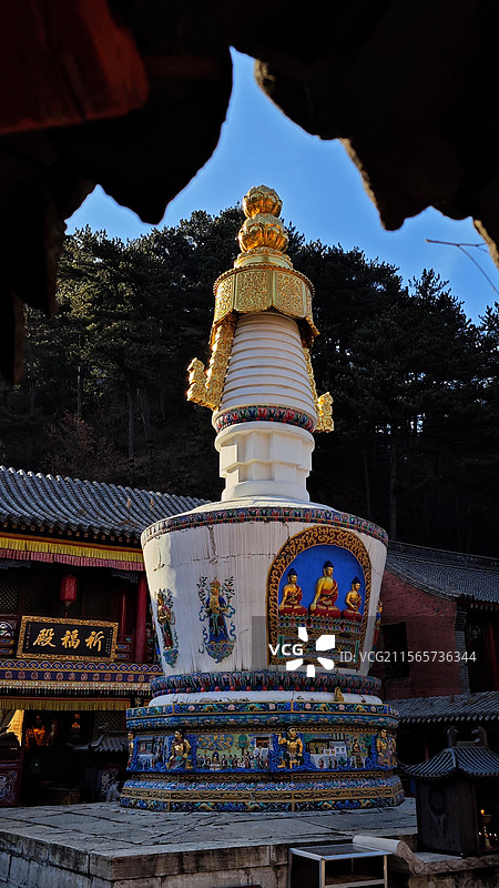 五台山镇海寺因山借势错落有致融合了汉藏风格飞檐翘角与碉楼式建筑相互映衬红墙金顶掩映于苍翠松林之间。图片素材