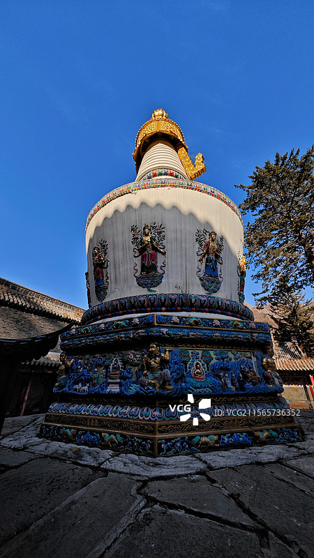 五台山镇海寺因山借势错落有致融合了汉藏风格飞檐翘角与碉楼式建筑相互映衬红墙金顶掩映于苍翠松林之间。图片素材