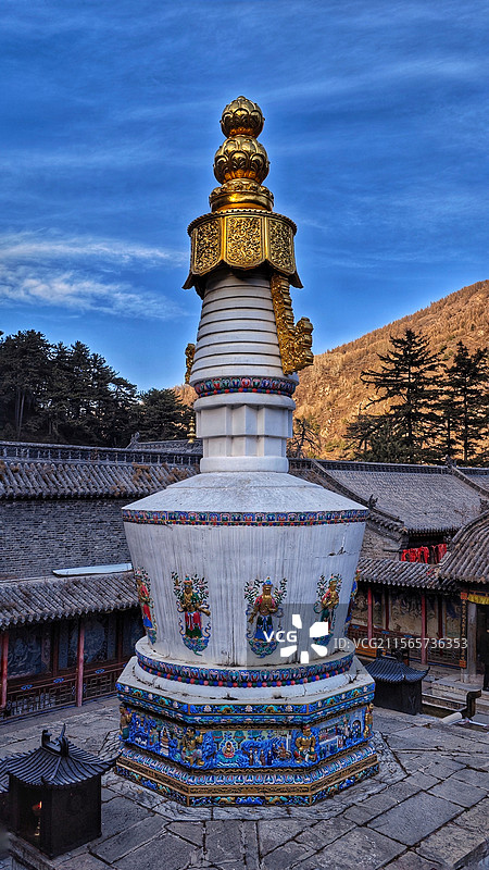 五台山镇海寺因山借势错落有致融合了汉藏风格飞檐翘角与碉楼式建筑相互映衬红墙金顶掩映于苍翠松林之间。图片素材