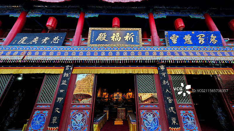 五台山镇海寺因山借势错落有致融合了汉藏风格飞檐翘角与碉楼式建筑相互映衬红墙金顶掩映于苍翠松林之间。图片素材