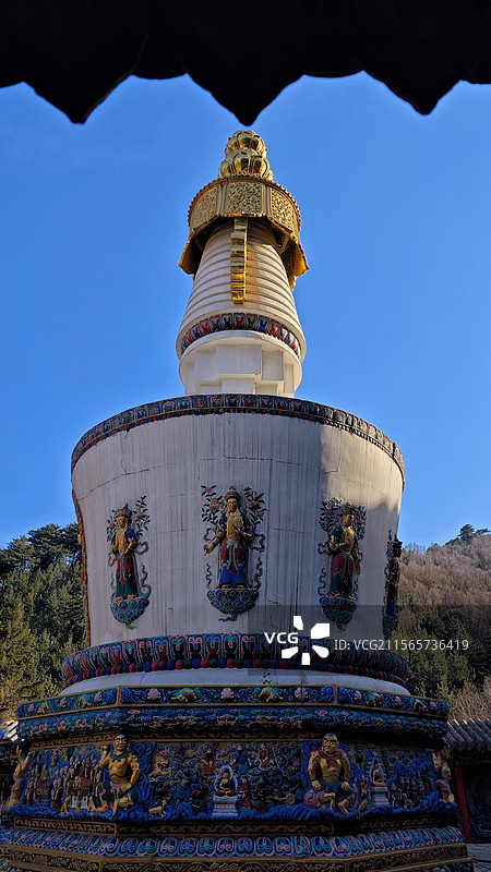 五台山镇海寺因山借势错落有致融合了汉藏风格飞檐翘角与碉楼式建筑相互映衬红墙金顶掩映于苍翠松林之间。图片素材