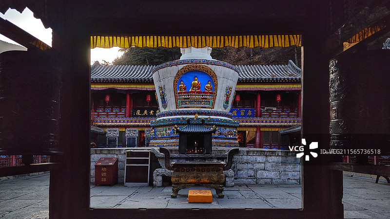 五台山镇海寺因山借势错落有致融合了汉藏风格飞檐翘角与碉楼式建筑相互映衬红墙金顶掩映于苍翠松林之间。图片素材