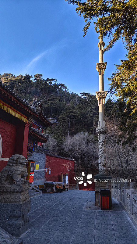 五台山镇海寺因山借势错落有致融合了汉藏风格飞檐翘角与碉楼式建筑相互映衬红墙金顶掩映于苍翠松林之间。图片素材
