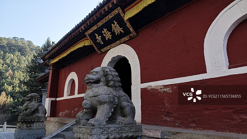 五台山镇海寺因山借势错落有致融合了汉藏风格飞檐翘角与碉楼式建筑相互映衬红墙金顶掩映于苍翠松林之间。图片素材