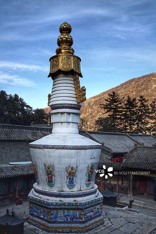 五台山镇海寺因山借势错落有致融合了汉藏风格飞檐翘角与碉楼式建筑相互映衬红墙金顶掩映于苍翠松林之间。图片素材