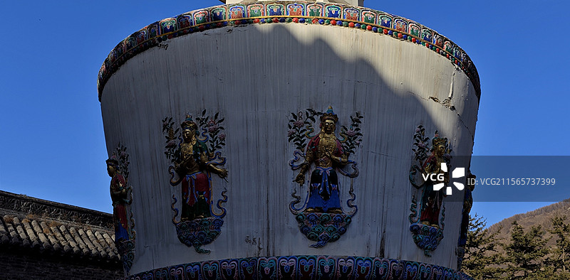 五台山镇海寺因山借势错落有致融合了汉藏风格飞檐翘角与碉楼式建筑相互映衬红墙金顶掩映于苍翠松林之间。图片素材