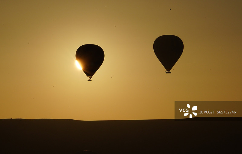 卡帕多奇亚清晨升空的热气球图片素材