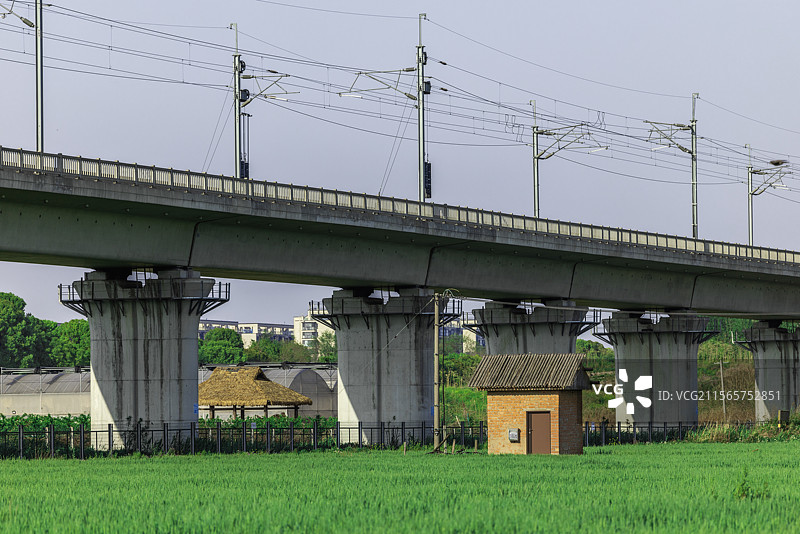 田园风光乡村与现代交通的交织图片素材