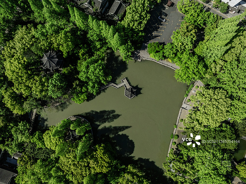 上海嘉定汇龙潭公园湖心亭江南园林航拍图片素材
