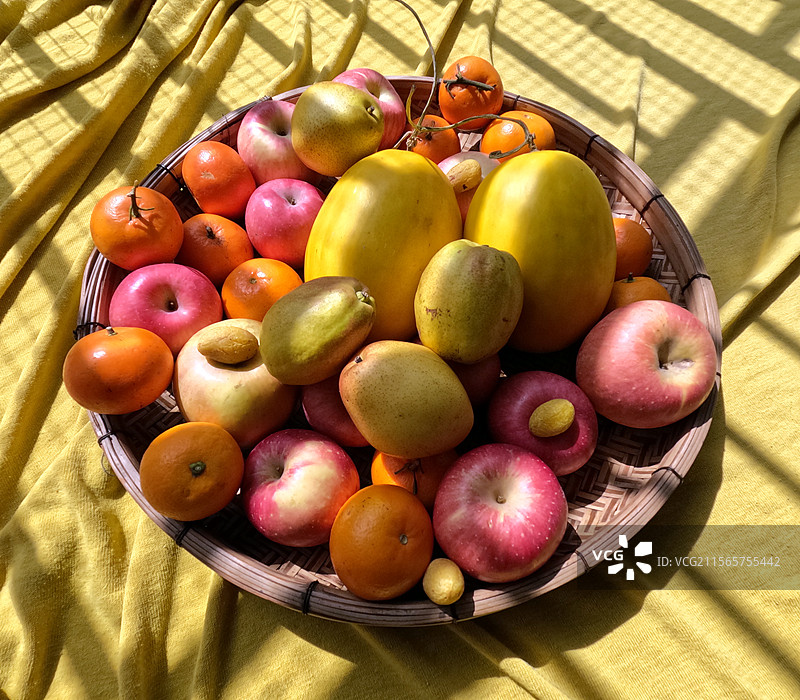 一盘水果，苹果梨子哈密瓜橘子图片素材