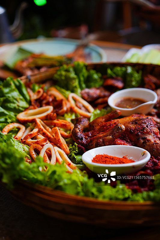 云南特色傣味-烤肉拼盘图片素材