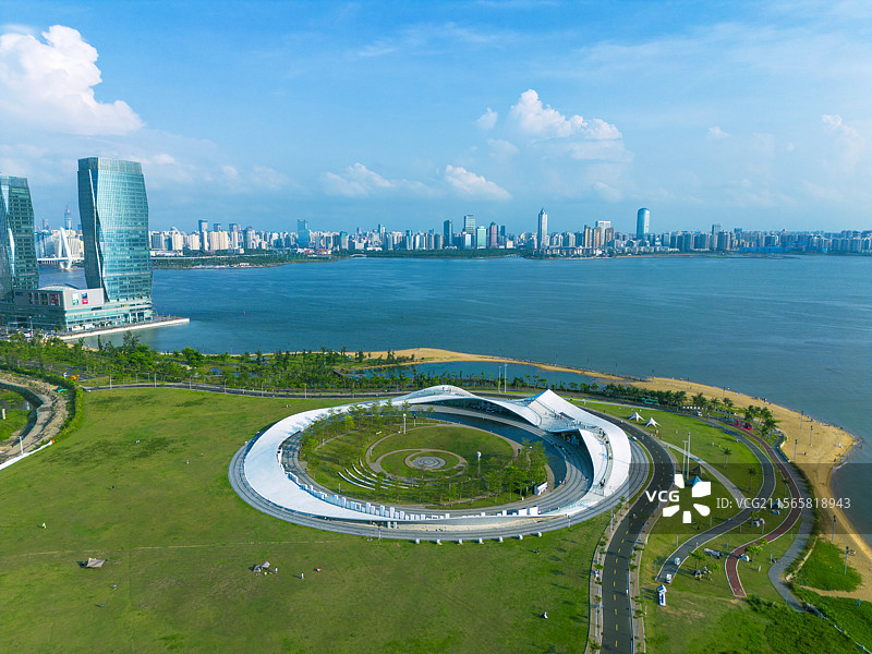 碧海蓝天下的海口天空之山驿站图片素材