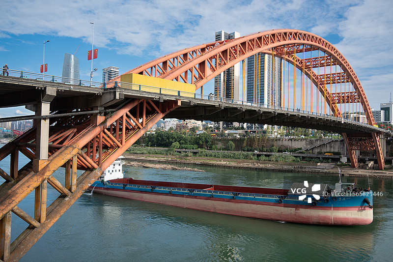 货轮驶过位于长江航道中的金沙江戎州大桥图片素材