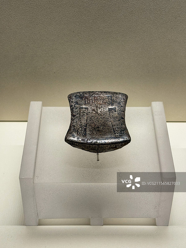上海博物馆东馆文物（中国历代钱币）—青铜铸币工艺/方孔圆钱/刀币布币形制—长三角文博数字化与历史货币图片素材