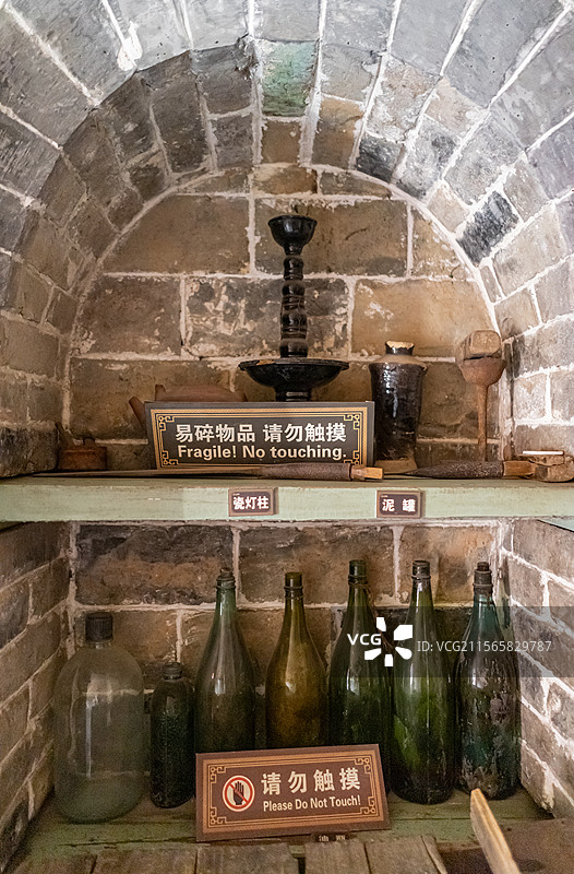 中国传统历史乡村风格生活用品，墙上的拱门和架子上瓶子瓷罐瓷灯柱，室内无人图像摄影图片素材