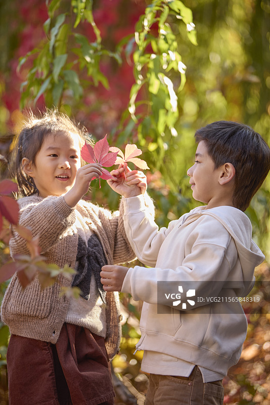 快乐的小孩玩耍图片素材