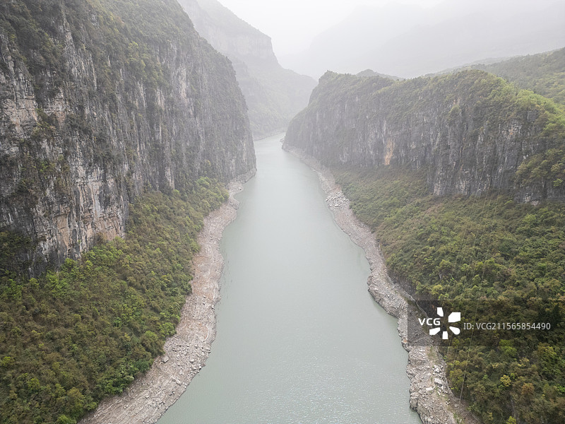 航拍四川绵阳江油武都镇境内的涪江六峡自然峡谷雾景风光图片素材