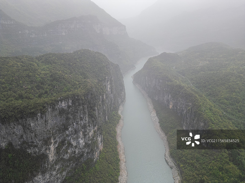航拍四川绵阳江油武都镇境内的涪江六峡自然峡谷雾景风光图片素材