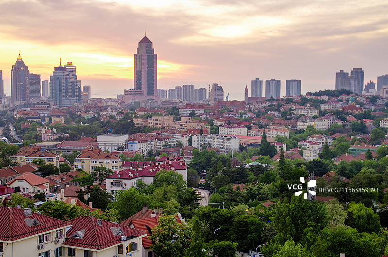 中国山东青岛小鱼山上俯瞰青岛湾城市黄昏图片素材