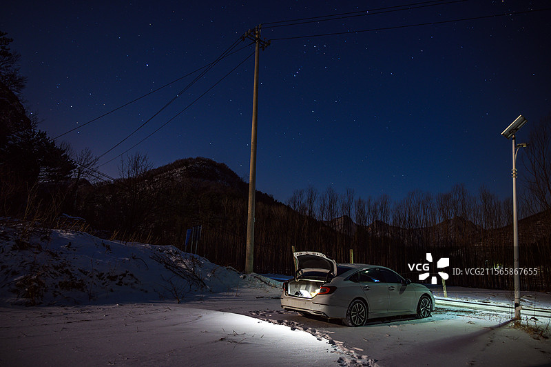 夜晚星空下雪地里的汽车图片素材