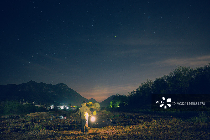 星夜探路人图片素材