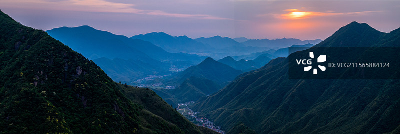 安吉井空里大峡谷与绵延的群山图片素材