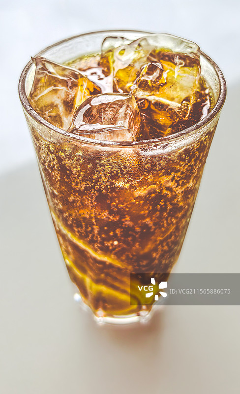 玻璃杯里的冰可乐图片素材