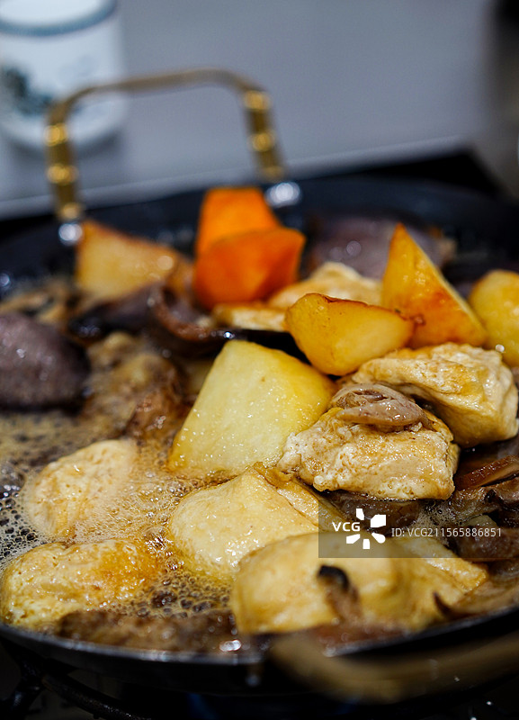 云南特色美食小吃/牛油锅/炸洋芋/炸豆腐/炸牛干巴图片素材