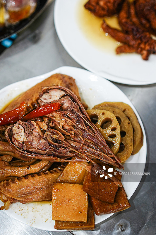 美味辣卤/卤味/卤鸭头/卤鸭翅/鱼豆腐/藕图片素材