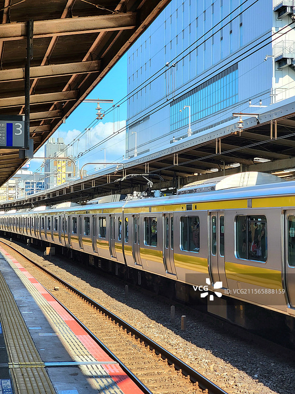日本千叶县船桥市，停靠在站台的JR东日本的总武线电车图片素材